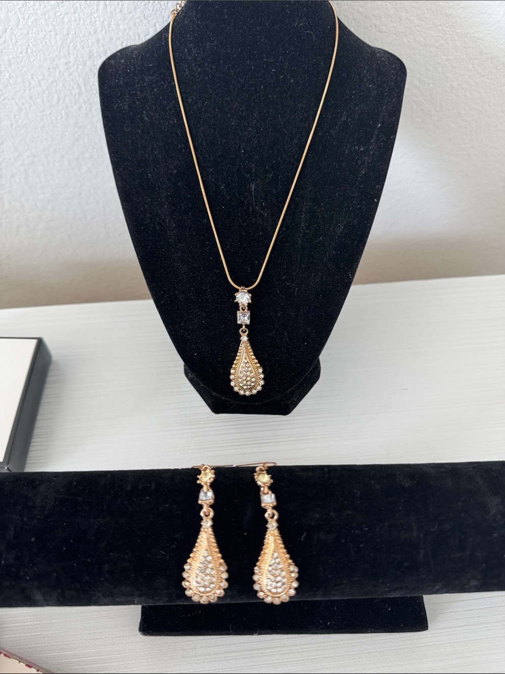 Elegant Gold Teardrop Pendant Necklace with Crystal Accents